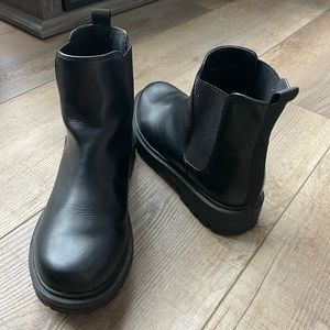 Size 9 black boots